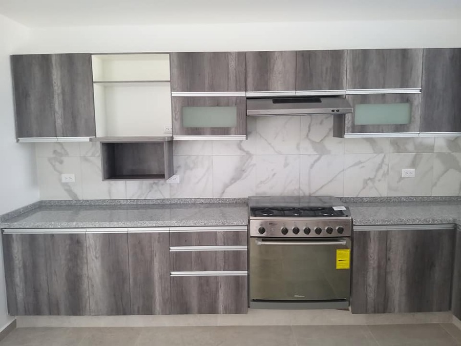 Cocina equipada con diseño limpio y funcional