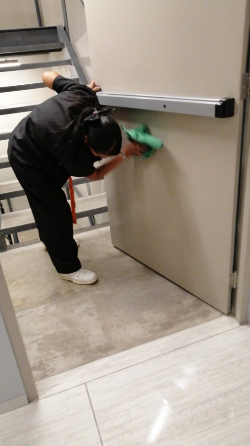 Limpieza puertas de emergencia