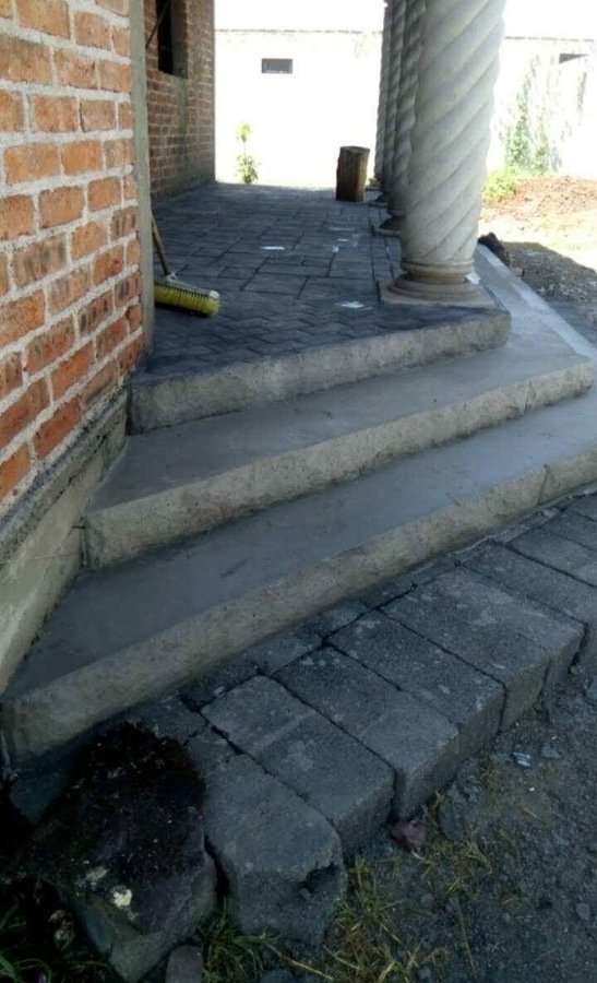 Escalones con cara rústica y estampado