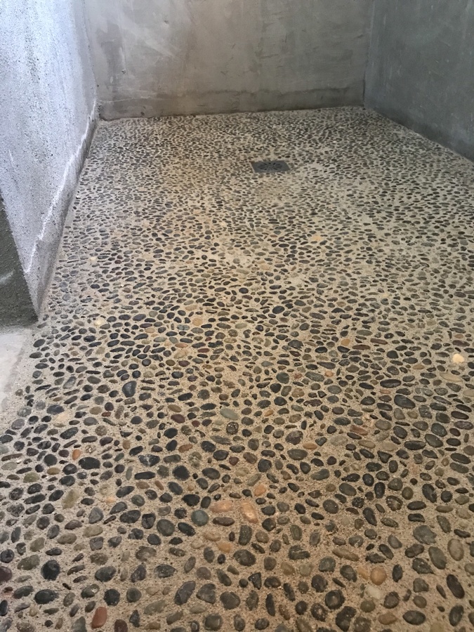 Piso shower concreto y piedrita bola