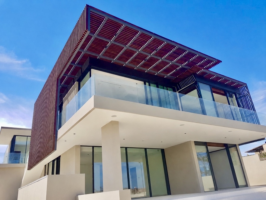 Barandal de cristal templado en terraza de fachada