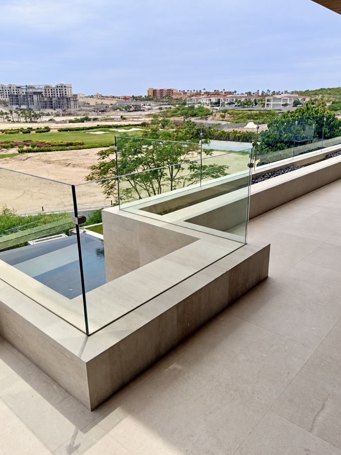 Barandal de cristal templado en terraza con vista a campo de golf