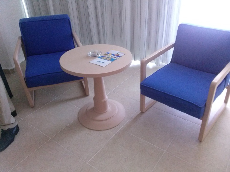 mesa de centro y dos sillones