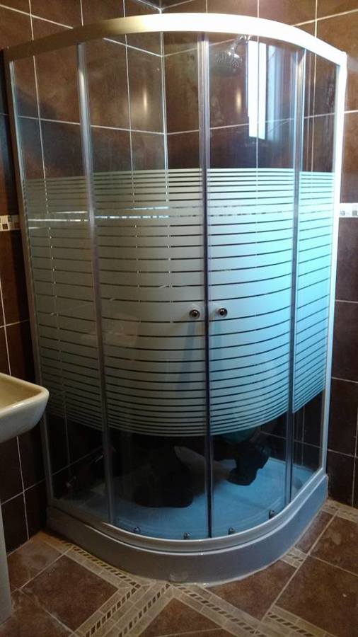 cancel de baño con cristal curvo