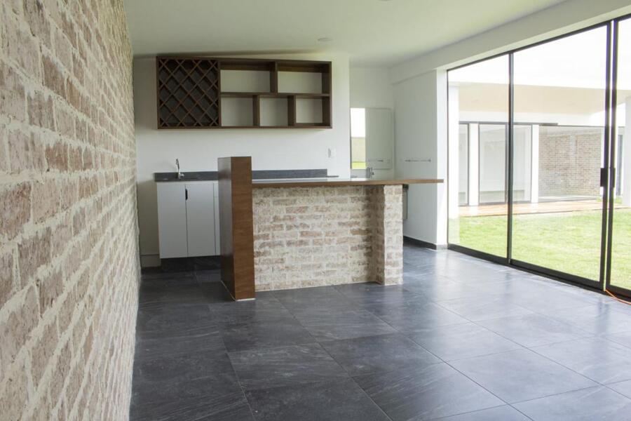 Área social con integración interior-exterior