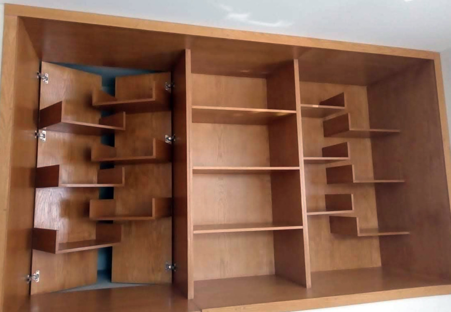 Librero con puerta secreta