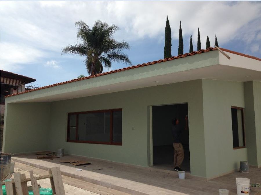 Pintura para exterior en vivienda residencial.