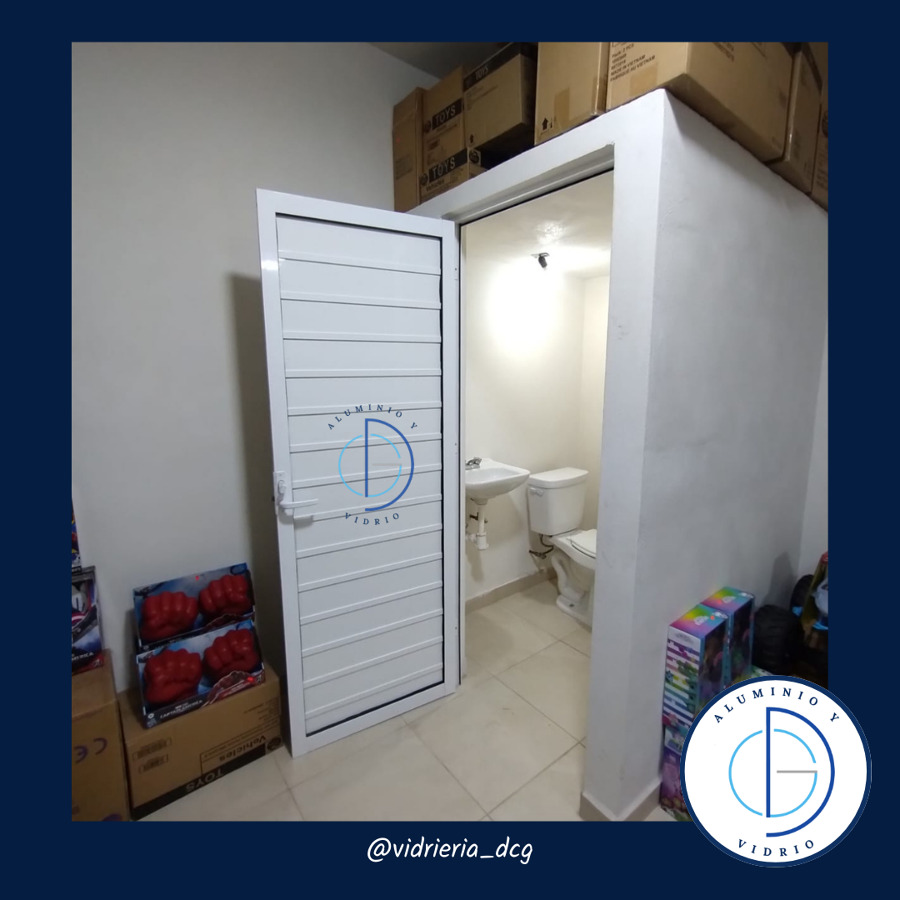 Puerta de aluminio para baño.