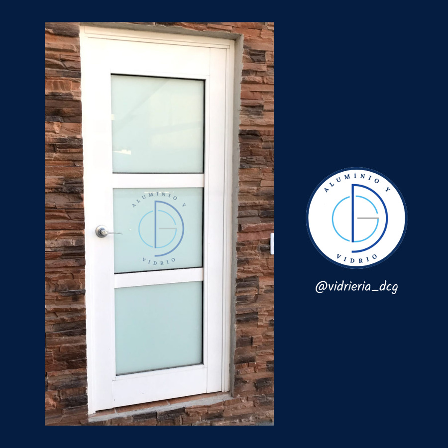 Puerta de aluminio para baño en terraza.