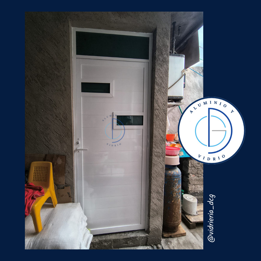 Puerta de aluminio para baño.