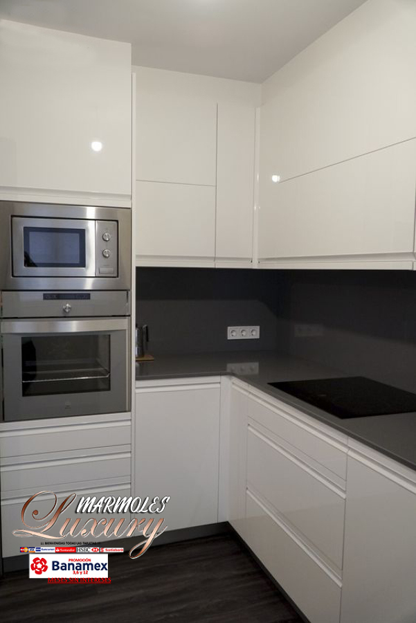 Hermosas Blanco al alto brillo en poliuretano en Granito natural negro san gabriel!!