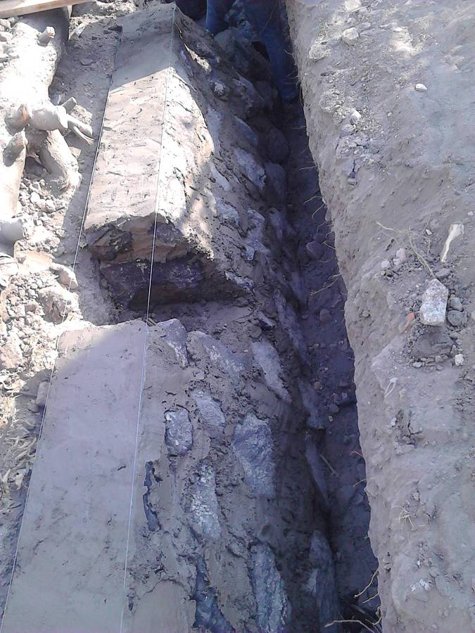 Cimentación con piedra negra, volcanica.