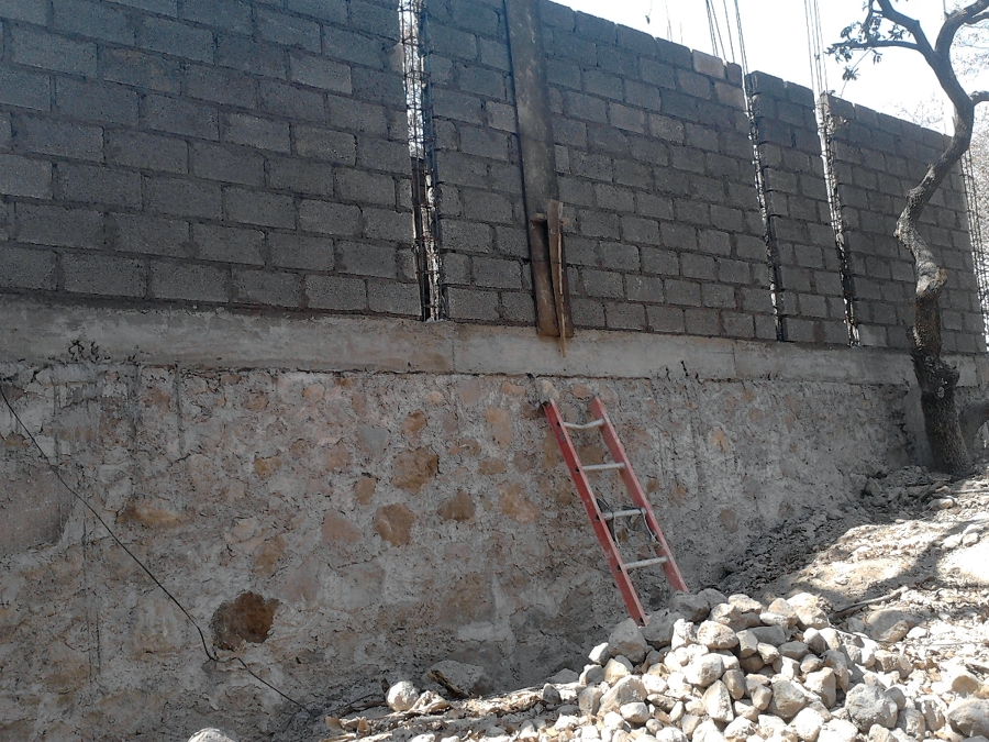 Cimiento de mampostería y muro colindante 