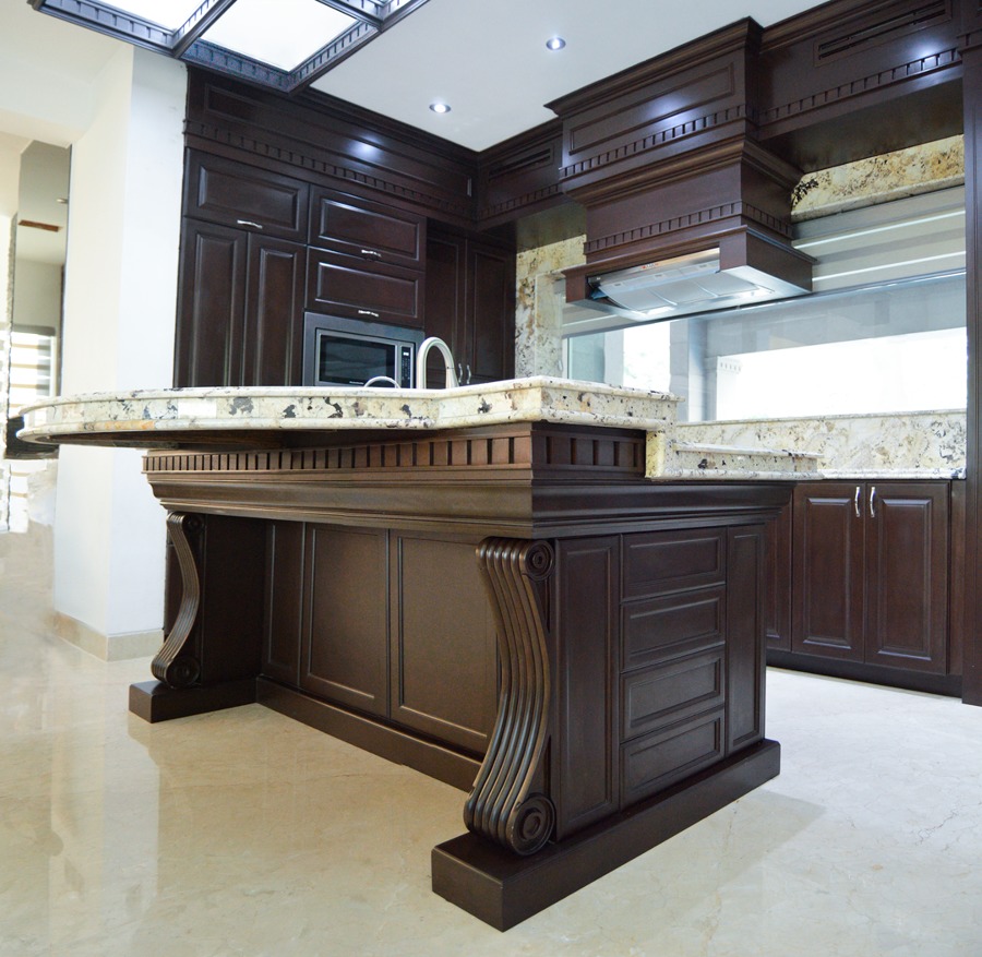 Cocina y Barra diseñada con ornamentos estilo Victoriano