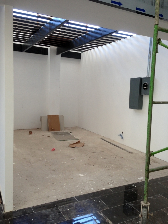 CONSTRUCCIÓN EN TABLA ROCA DE TIENDA DE ROPA EN AEROPUERTO