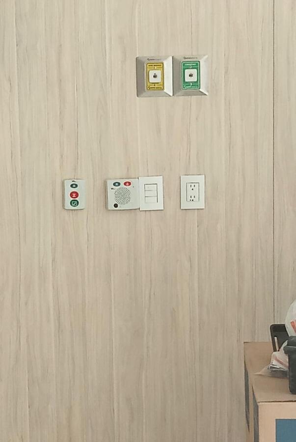 Instalación de puntos eléctricos y dispositivos especiales en área clínica