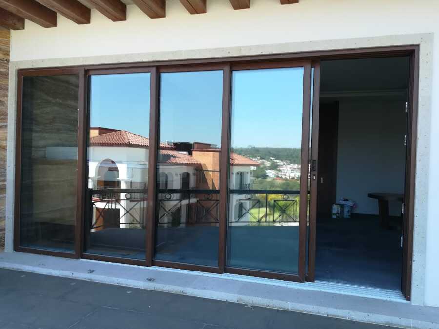 Puerta pocket con apertura parcial (ventilación y paso cómodo)