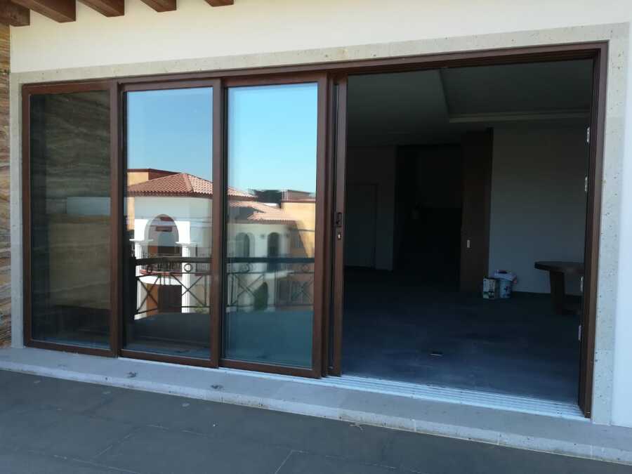 Puerta corrediza pocket (apertura amplia interior–exterior)