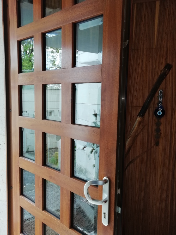 Puerta principal Kömmerling con herraje de seguridad