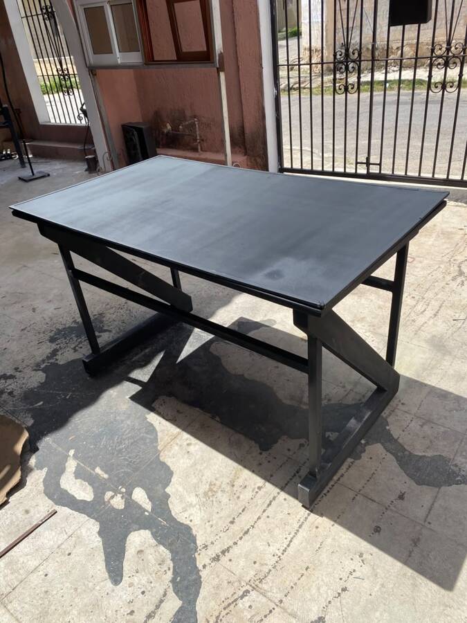 Mesa de trabajo metálica de uso rudo.