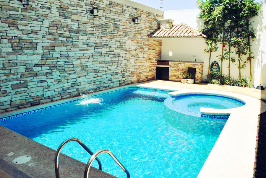 Alberca con muro en piedra