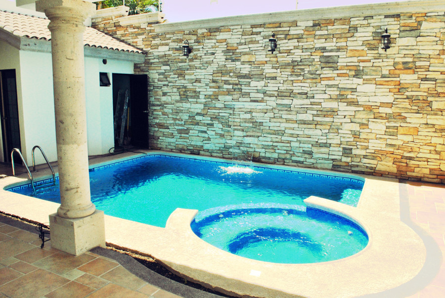 Alberca con muro en piedra
