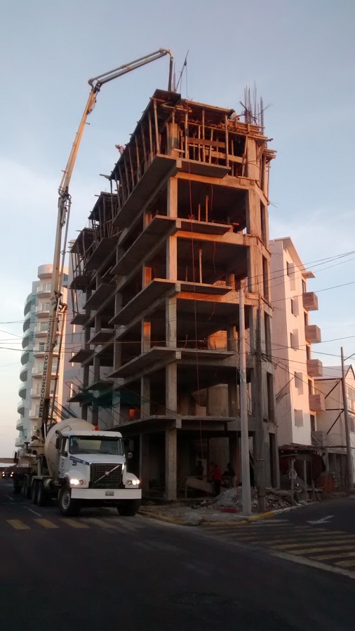 Edificio de condominios, siete niveles, en Fraccionamiento Costa Verde.