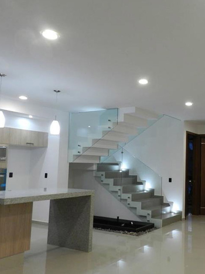 escalera con barandal de cristal