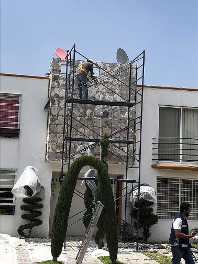 Trabajos de remodelación de fachada en Los Héroes Técámac Bosques