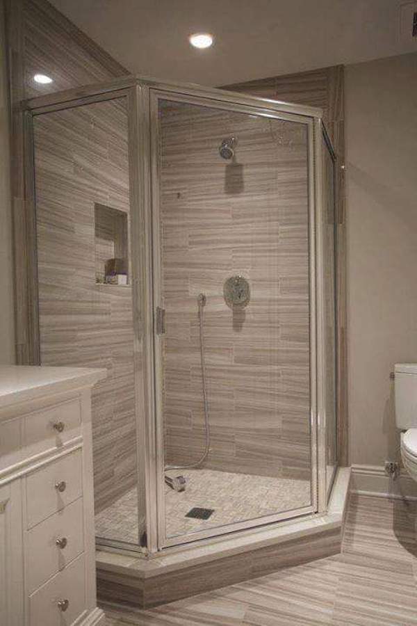 Baño forrado de loseta tipo piedrin