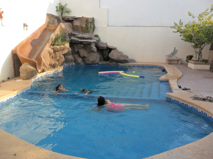 Alberca con cascada de piedra