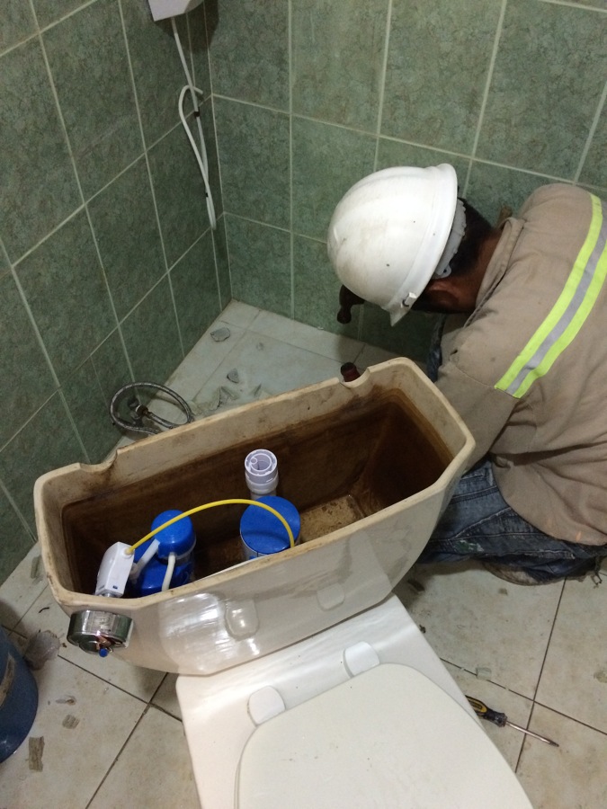 reparación de w.c. en baños de cargill