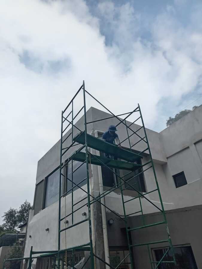 DANDO MANTENIMIENTO A FACHADA