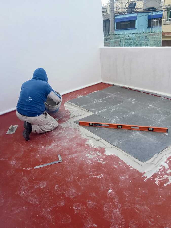 COLOCANDO PISO CERAMICO EN TERRAZA