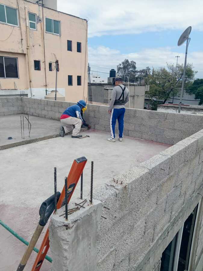 FABRICANDO FIRME EN TECHO DE EDIFICIO