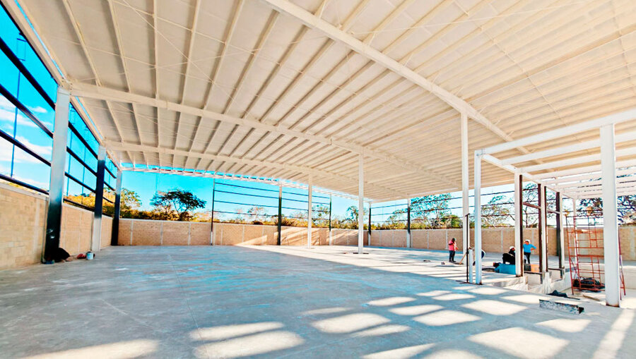 Aplicación de primera mano de pintura PAB en columnas y soldadura de bases para instalación de rampas niveladoras o minidocks.