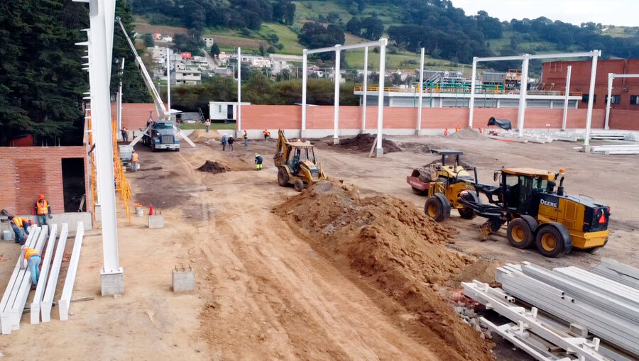 Maquinaria pesada y armado estructural en obra mixta