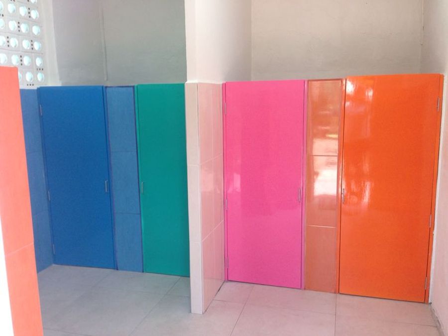 Escuela, puerta de baños para Kinder