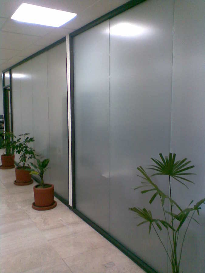 Suministro y colocación de película esmerilada en sala de juntas de las oficinas del ISSSTE