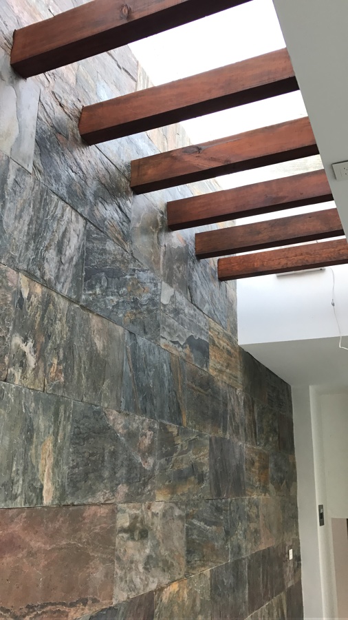 Envigado en domo con muro lambrin de laja rustica