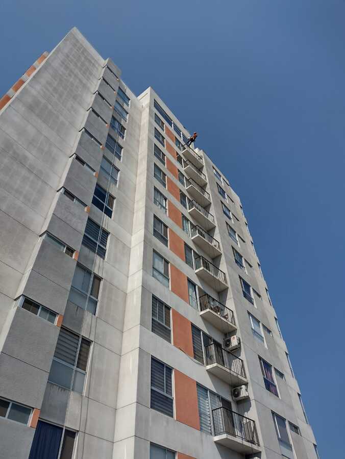 Limpieza de cristales en condominio