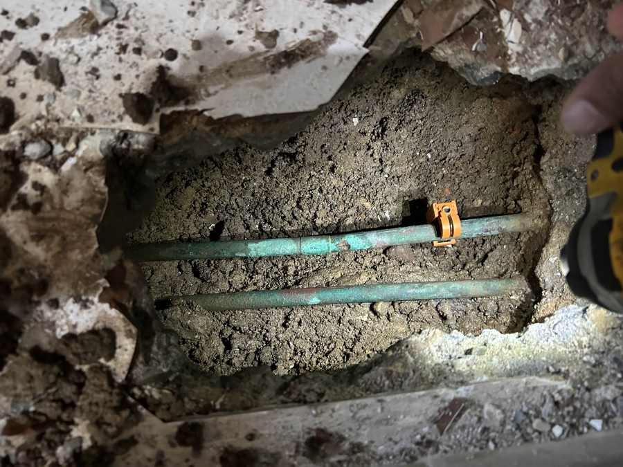 Tubería de cobre antigua y dañada por el sarro y óxido
