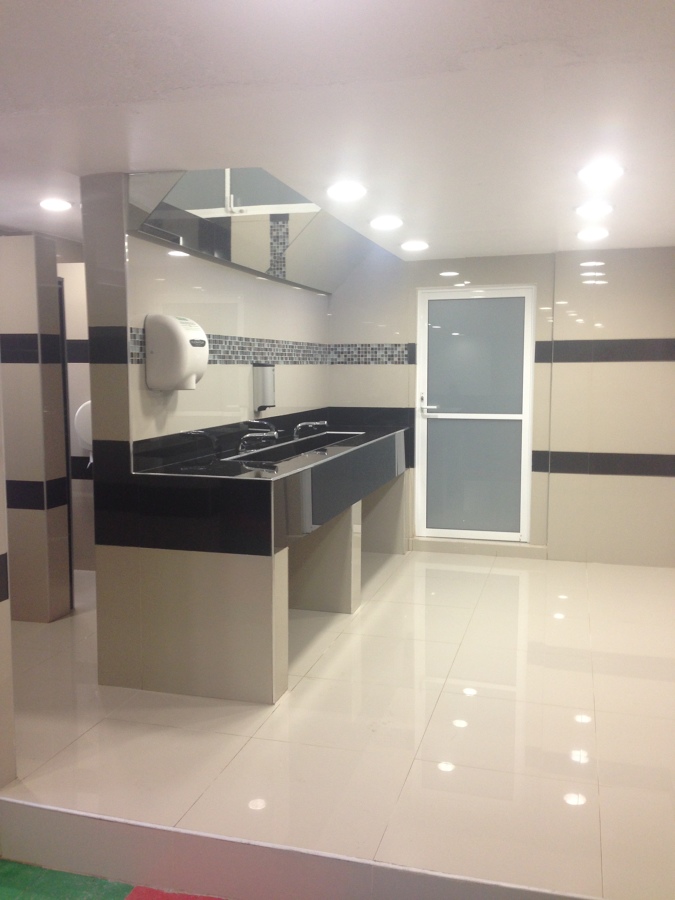 REMODELACION BAÑOS EMPLEADOS SIX FLAGS