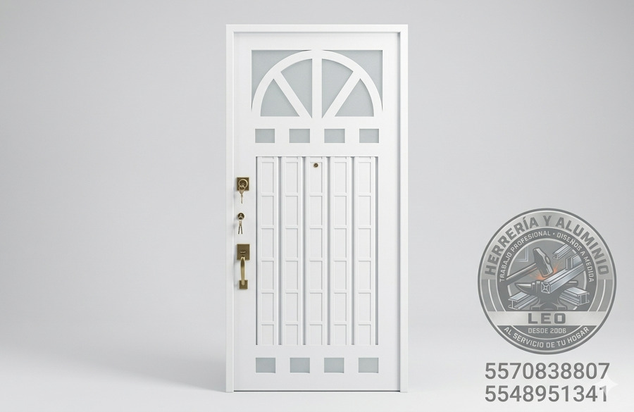 Puerta con medio círculo superior