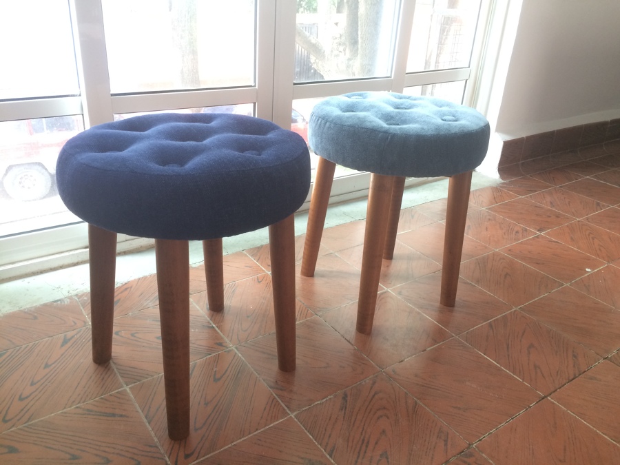 Juego de Bancos. (Madera maciza y tapizado).