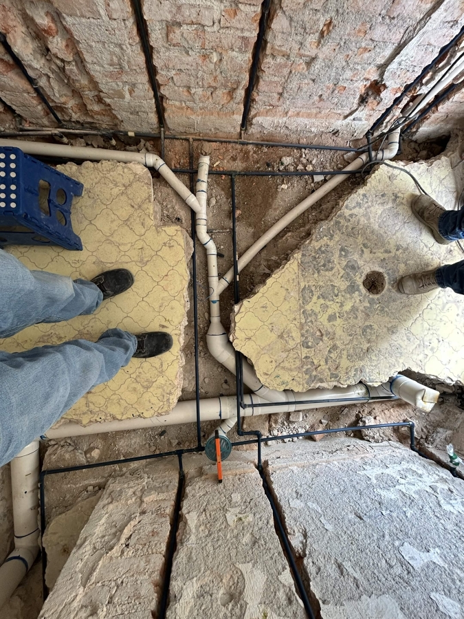 Fase de preparación de tuberías para la remodelación de baño