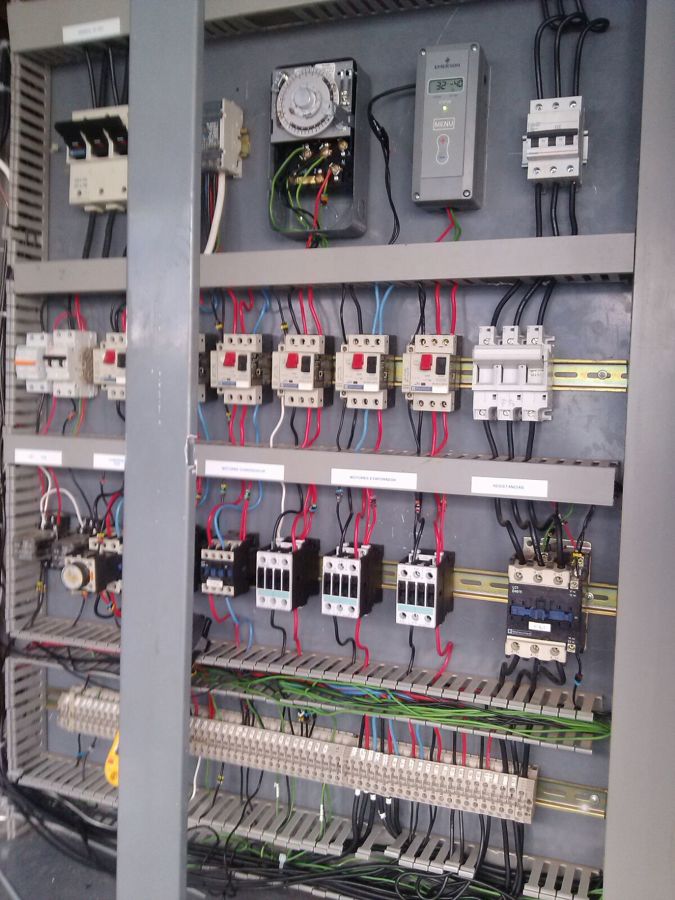 Armado de tablero de control para equipo de refrigeración.