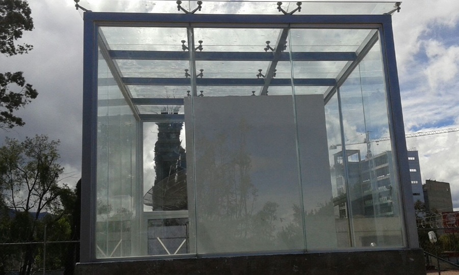 Fabricación y colocación de cubo en estructura de acero, vidrio templado y cancelería de aluminio