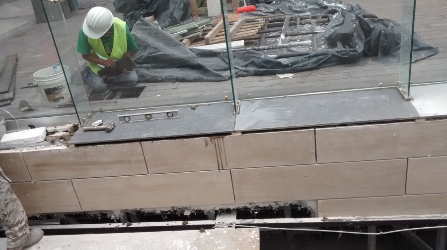 colocación de mármol en faldon