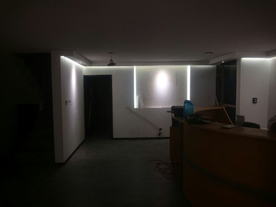 Instalación de cajillo con luz indirecta y dicroicos en oficinas